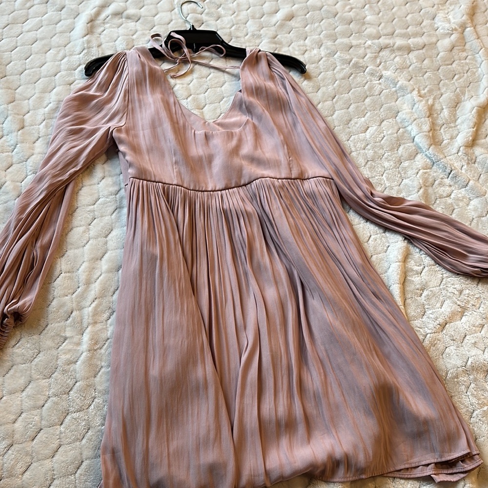 Flowy and light dress. Great to wear it to baby showers!